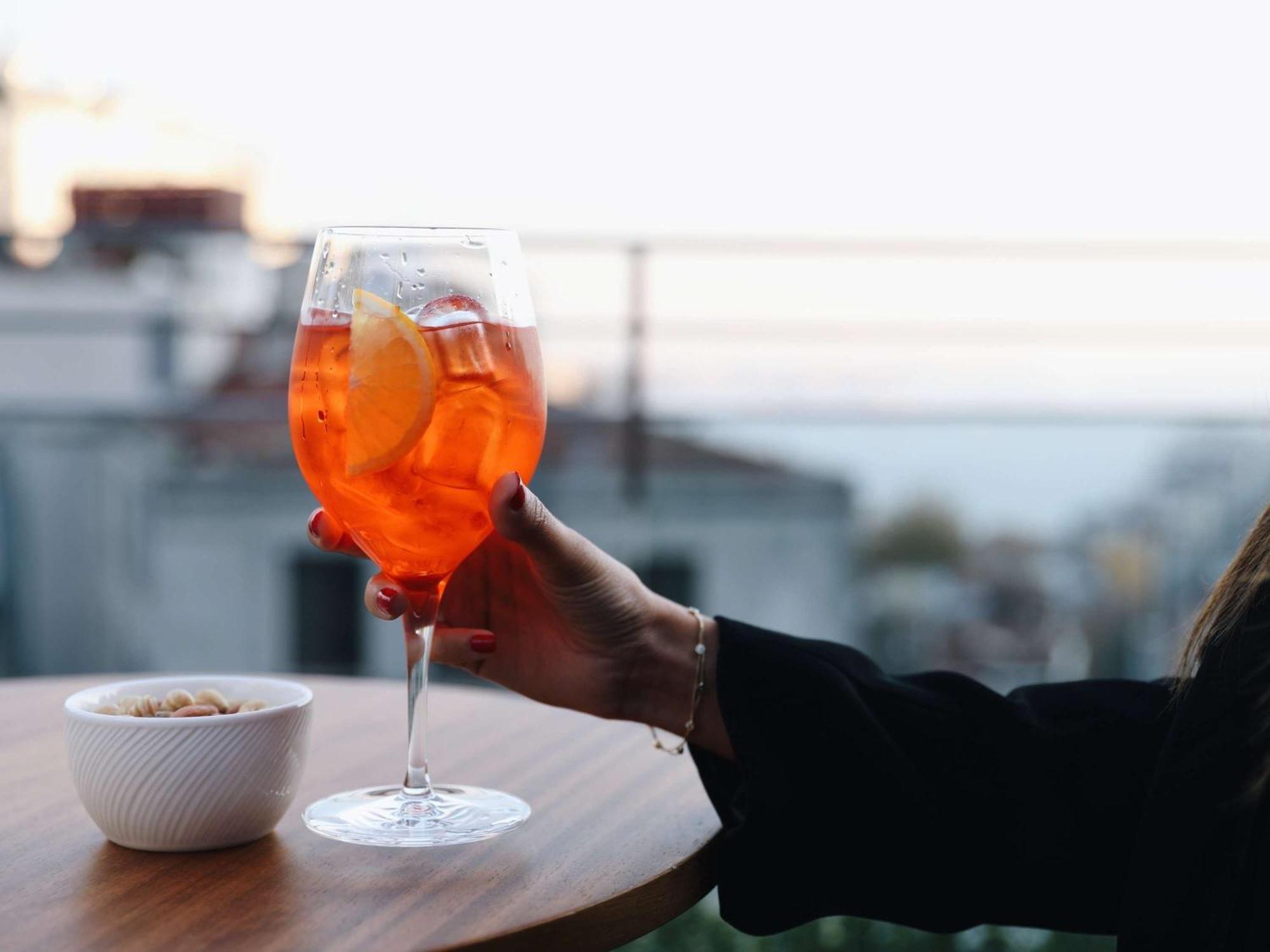 Sofitel Istanbul Taksim Hotel Exterior foto A glass of Aperol Spritz