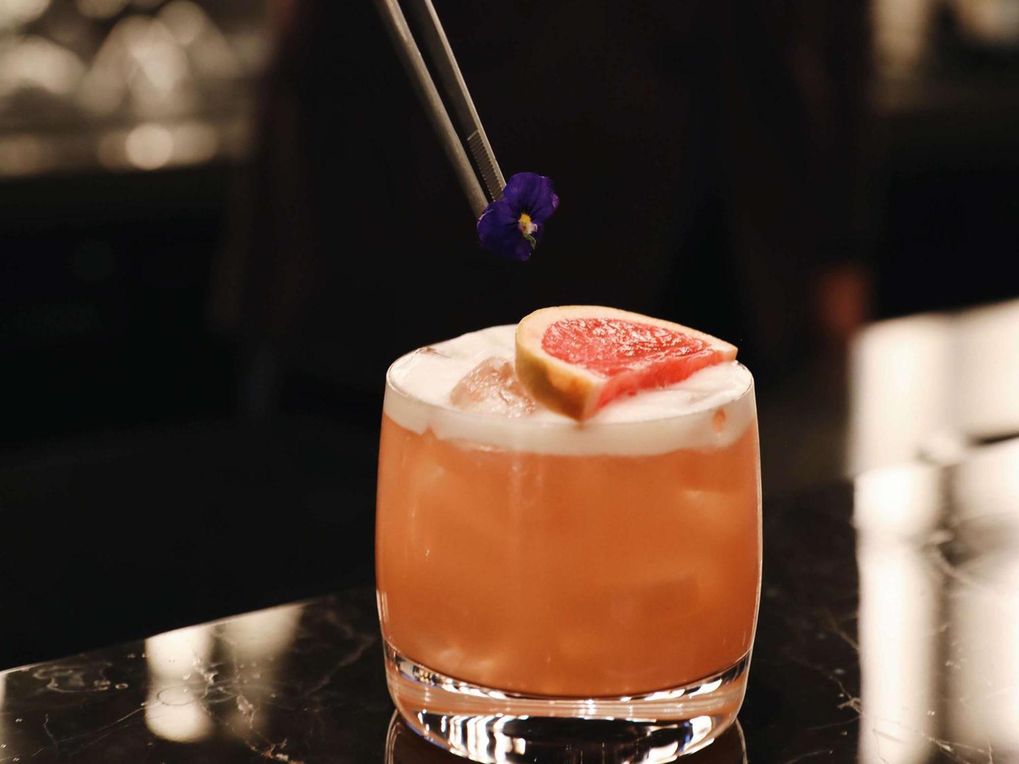 Sofitel Istanbul Taksim Hotel Exterior foto A cocktail being garnished with edible flowers