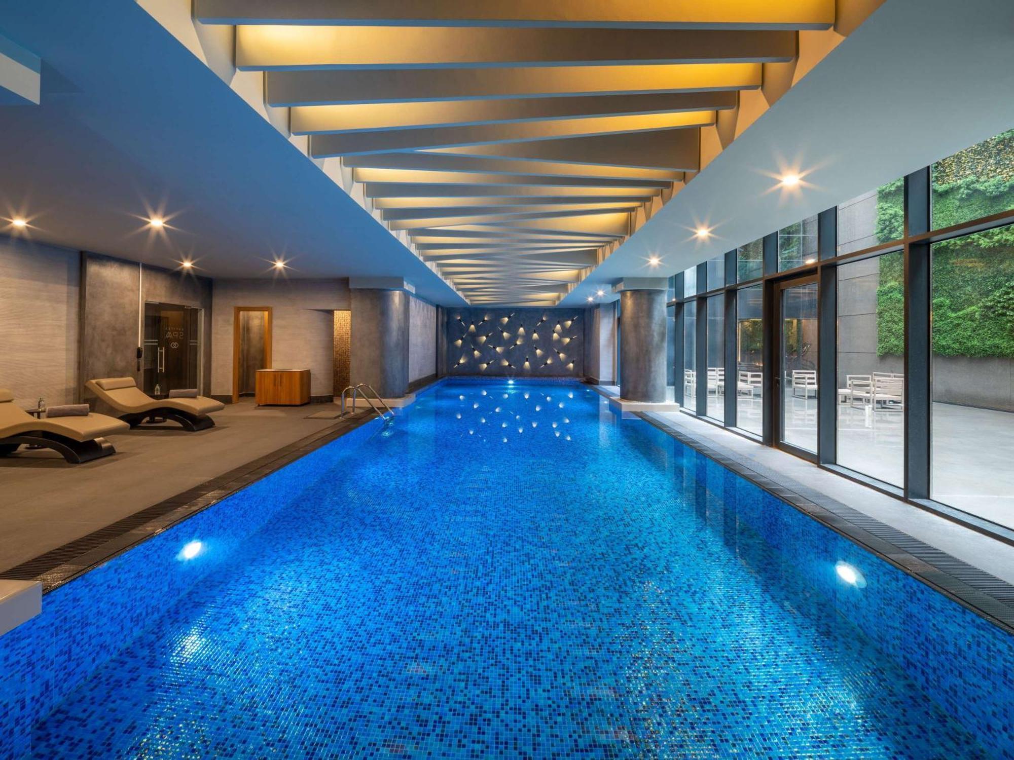 Sofitel Istanbul Taksim Hotel Exterior foto The swimming pool at The Hari