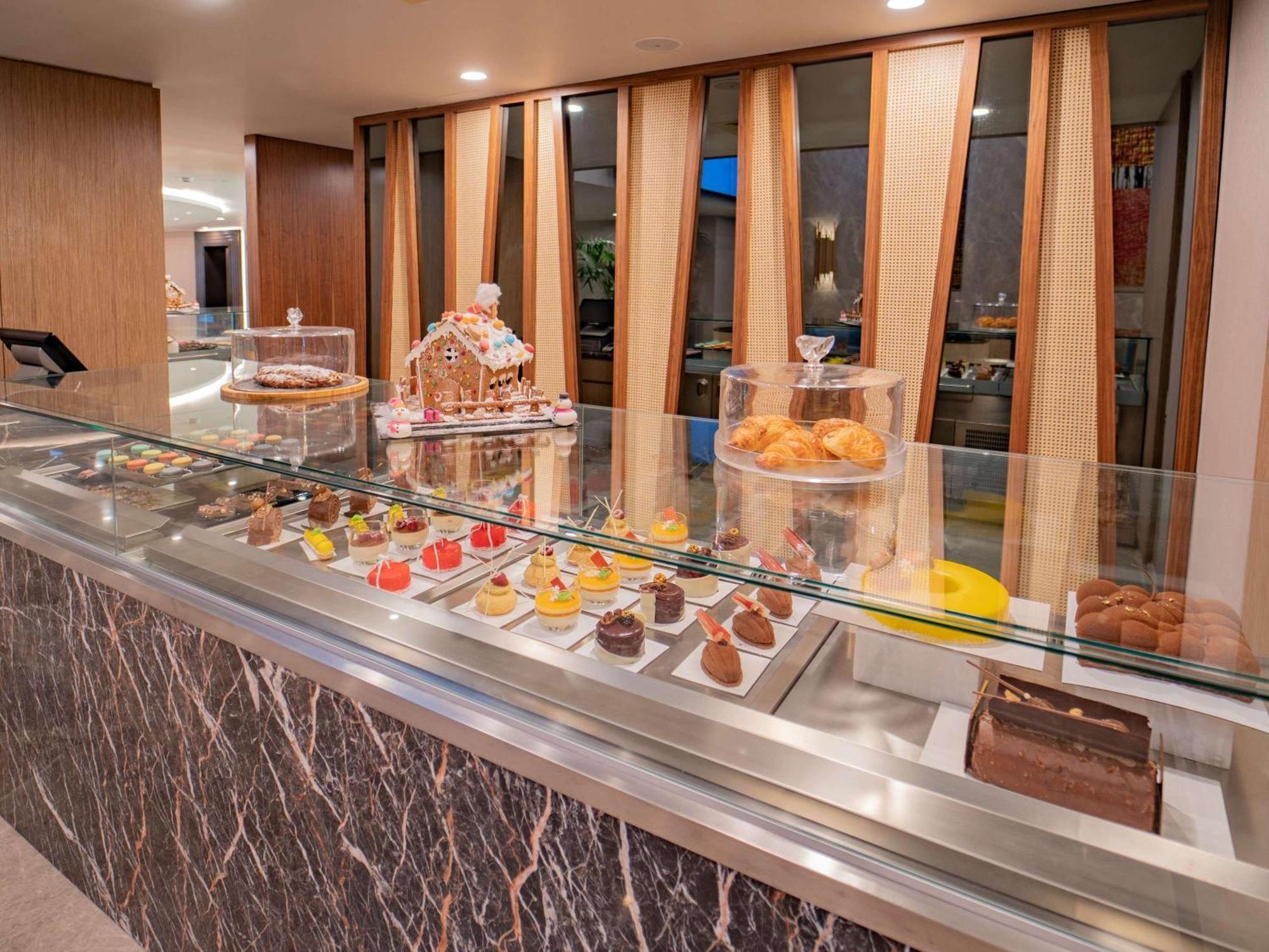 Sofitel Istanbul Taksim Hotel Exterior foto A pastry display at a hotel