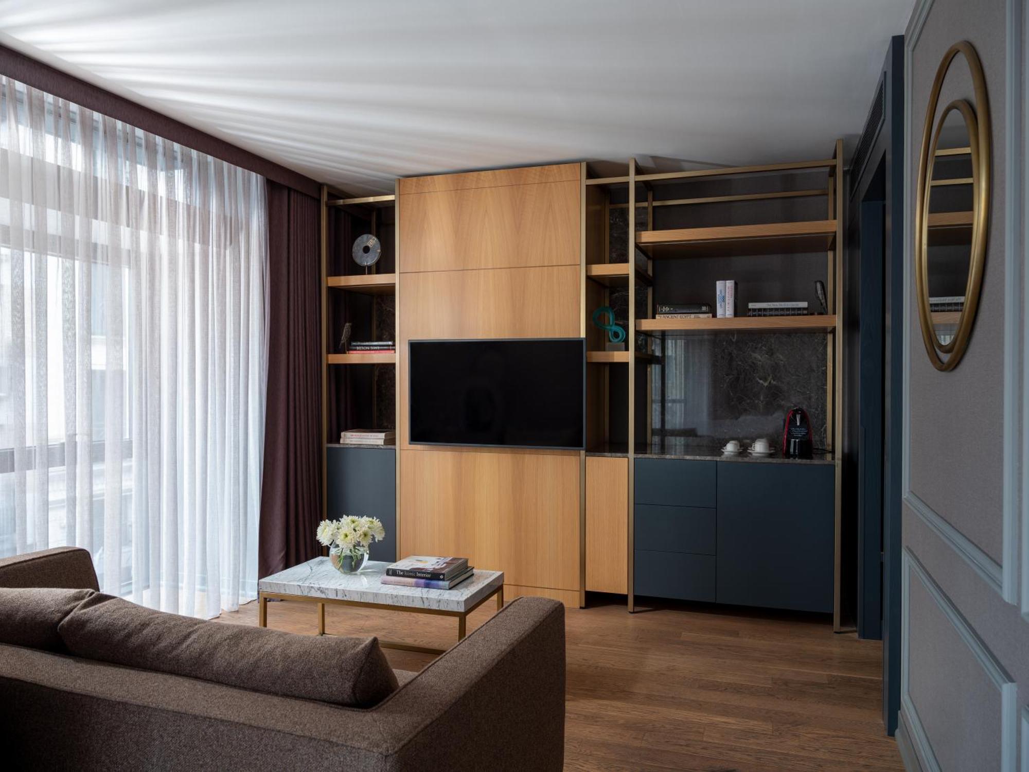 Sofitel Istanbul Taksim Hotel Exterior foto A living room in a suite at the Mandarin Oriental, Paris