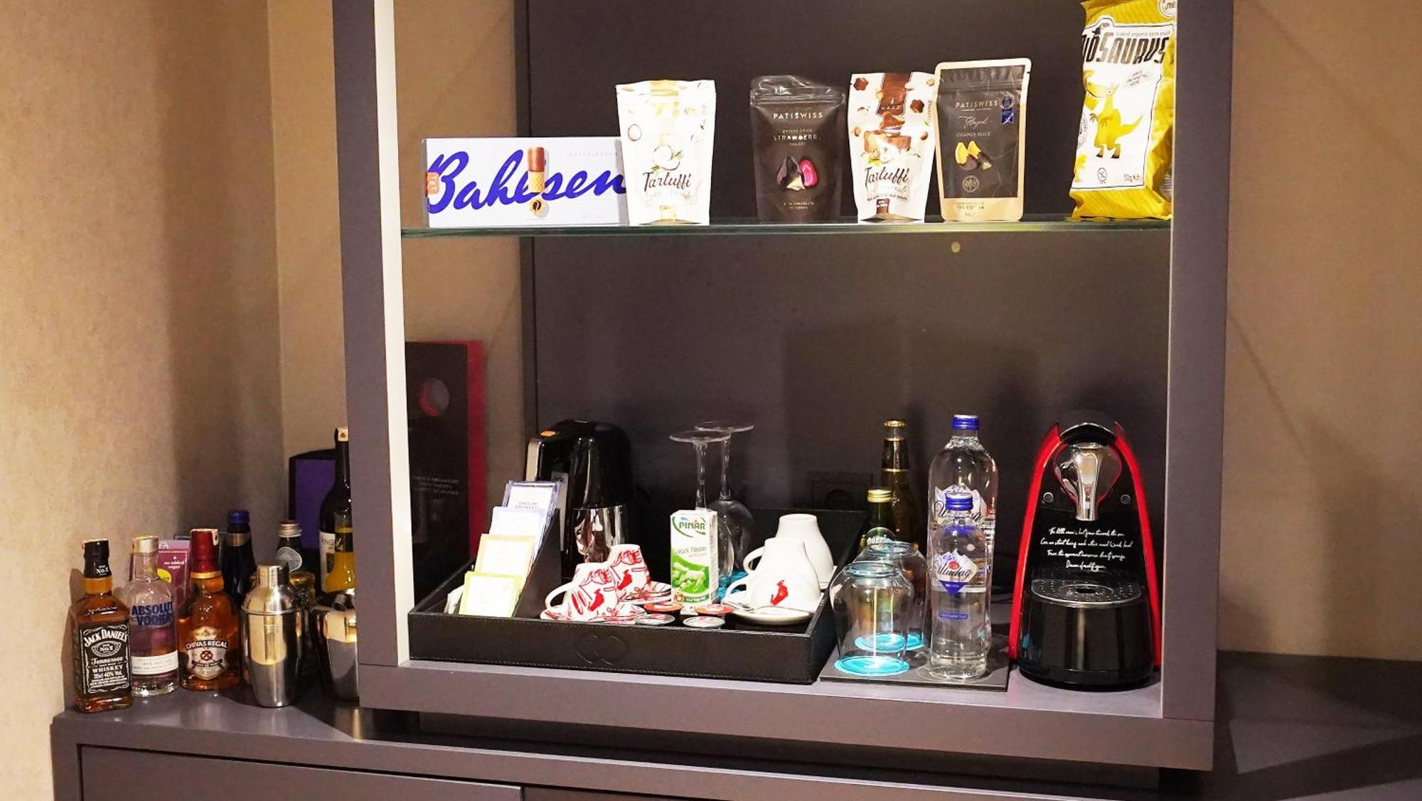 Sofitel Istanbul Taksim Hotel Exterior foto A typical hotel minibar